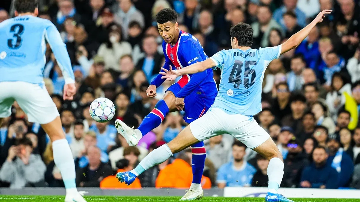 Désiré Doué frappe sous le maillot du PSG face à Abdukodir Khusanov lors de Manchester City-PSG, octobre 2026