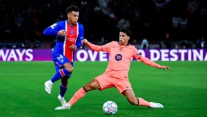 Désiré Doué balle au pied avec le PSG face à João Cancelo lors de PSG-Barcelone, octobre 2026