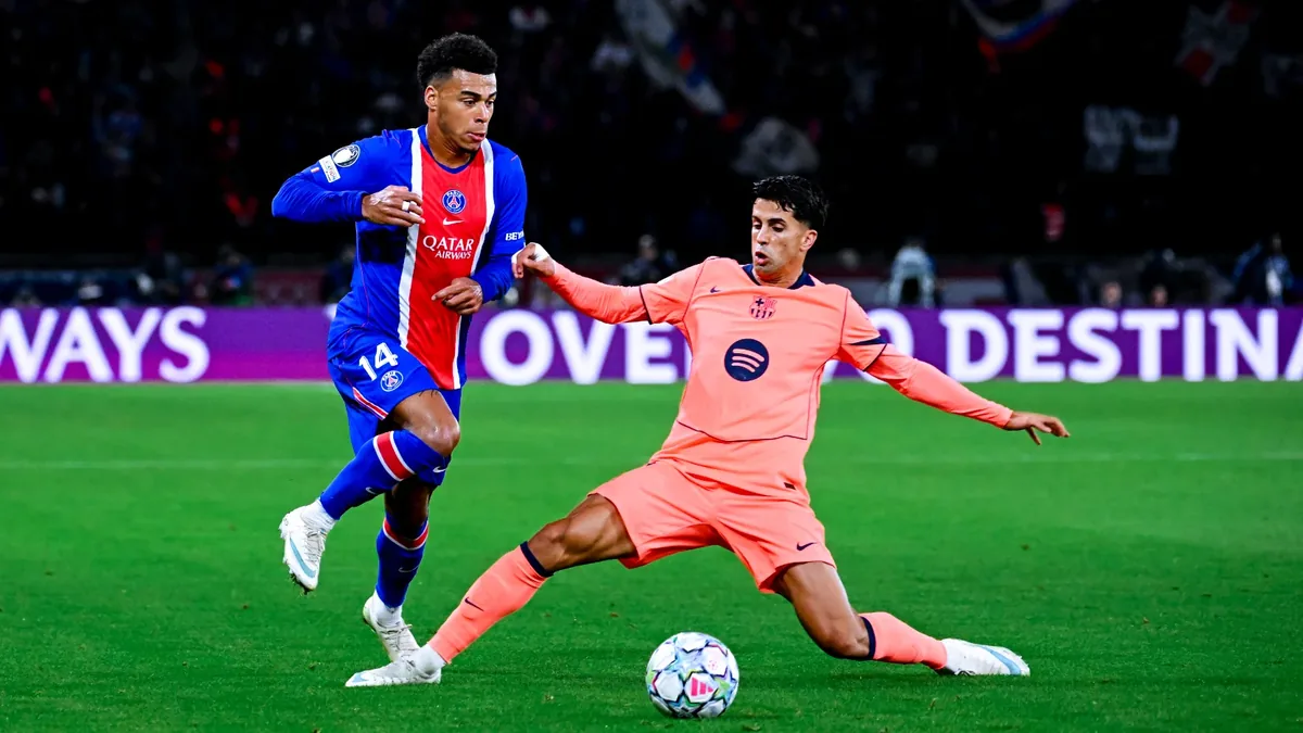 Désiré Doué balle au pied avec le PSG face à João Cancelo lors de PSG-Barcelone, octobre 2026