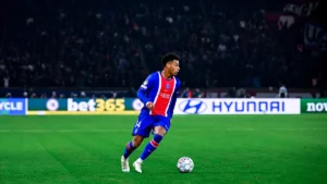 Désiré Doué balle au pied avec le PSG au Parc des Princes face au FC Barcelone, octobre 2026
