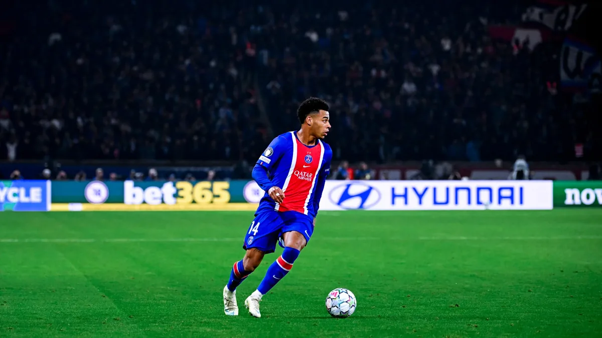Désiré Doué balle au pied avec le PSG au Parc des Princes face au FC Barcelone, octobre 2026