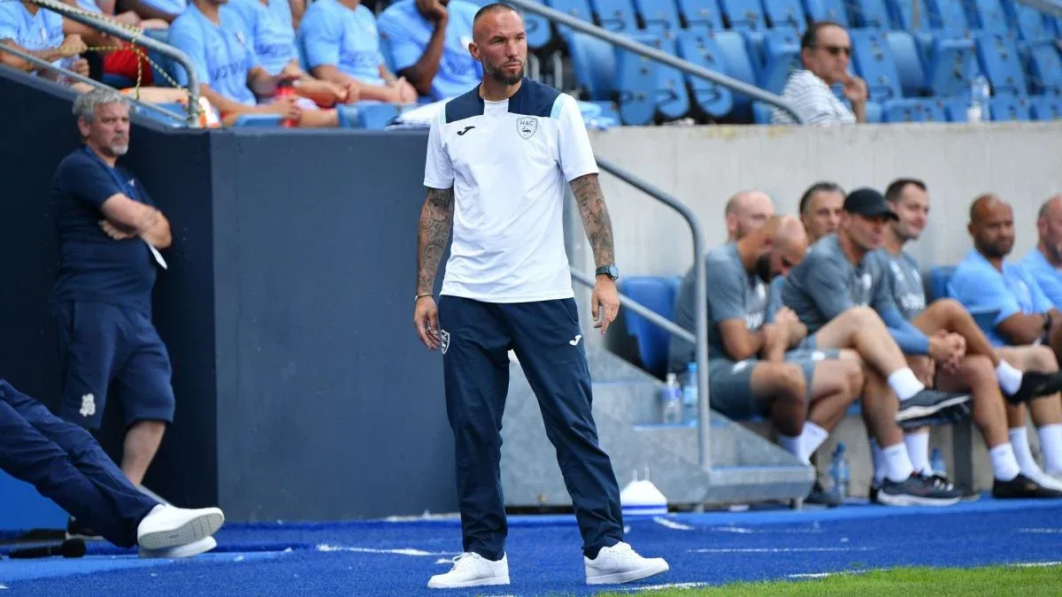Didier Digard, entraîneur du Havre AC, debout au bord du terrain lors d'un match de son équipe