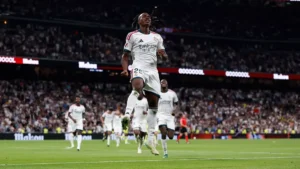 Yan Diomandé célèbre son but sous le maillot du Real Madrid face à Villarreal au Santiago Bernabéu, octobre 2026