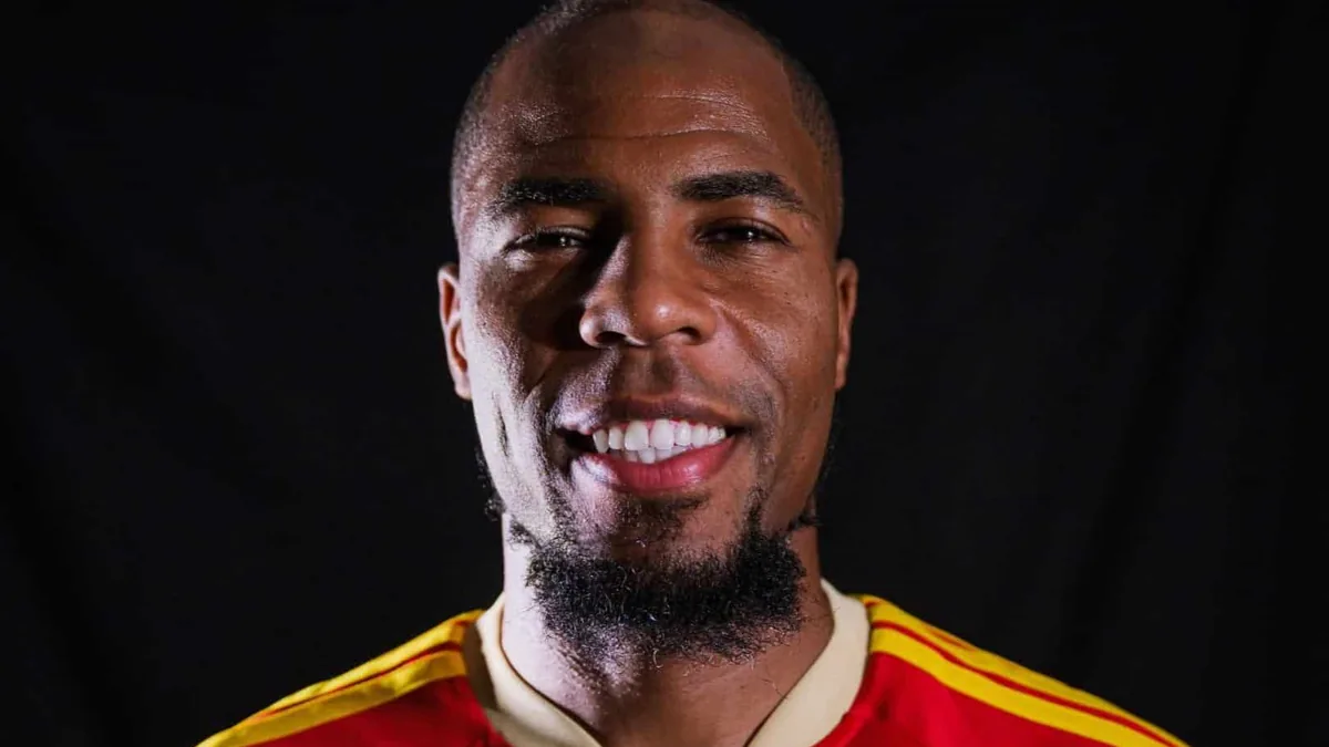 Djibril Sidibé sous le maillot du Mans FC après sa signature, août 2026
