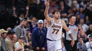 Luka Doncic célèbre un tir à trois points avec les Lakers à Utah, octobre 2026