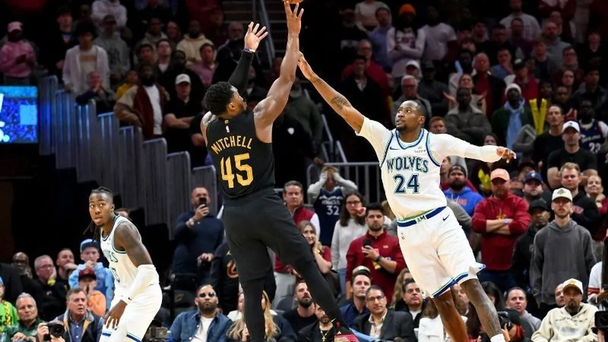 Donovan Mitchell tire face à un défenseur des Timberwolves à Cleveland, octobre 2026