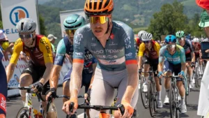 Dorian Godon sous le maillot de Netcompany Ineos dans la côte de Loucrup, 6e étape du Tour de France, juillet 2026