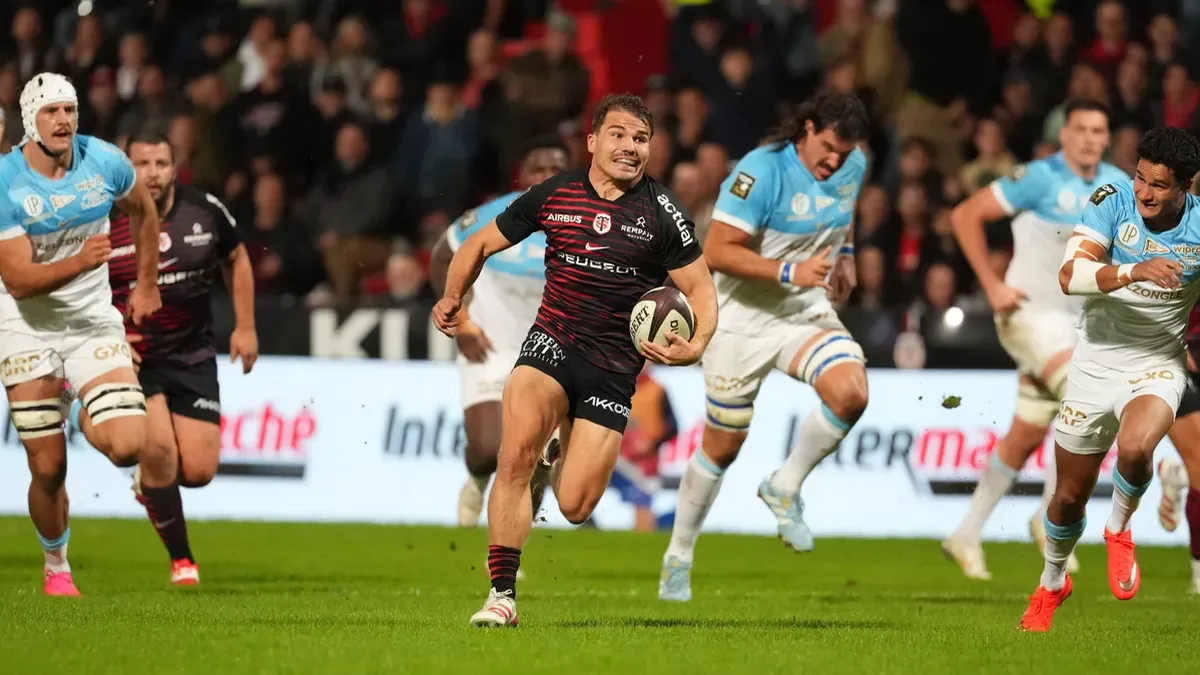 Antoine Dupont balle en main sous le maillot du Stade Toulousain face à Bayonne, octobre 2026