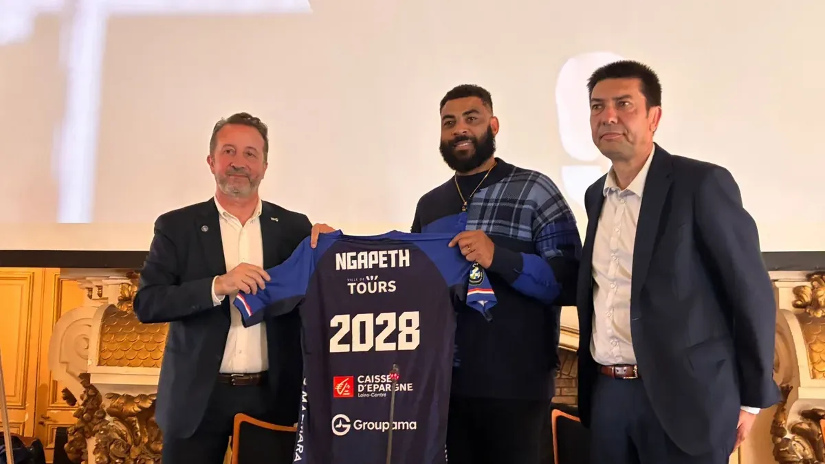 Earvin Ngapeth présenté avec le maillot du Tours Volley-Ball floqué 2028, mai 2026