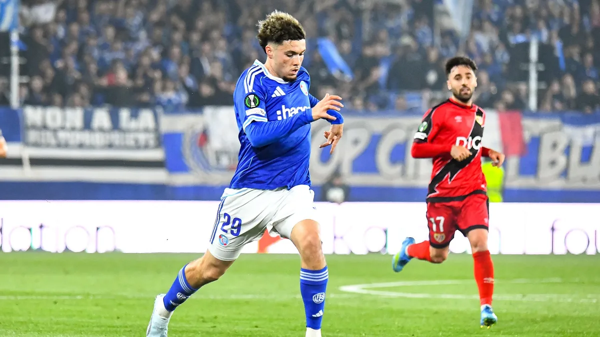 Samir El Mourabet sous le maillot du RC Strasbourg face au Rayo Vallecano en Ligue Conférence