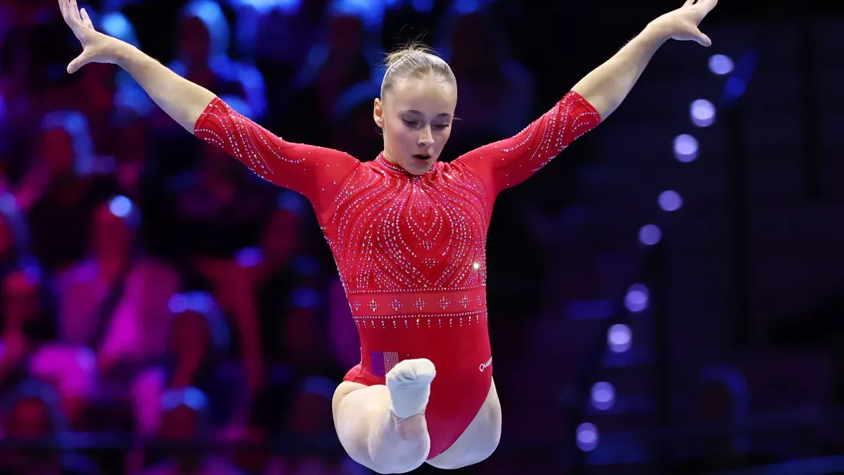Elena Colas en plein exercice avec l'équipe de France aux Mondiaux de gymnastique de Rotterdam, octobre 2026