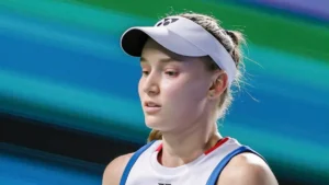 Elena Rybakina, visière blanche, concentrée pendant un match du circuit WTA en 2026