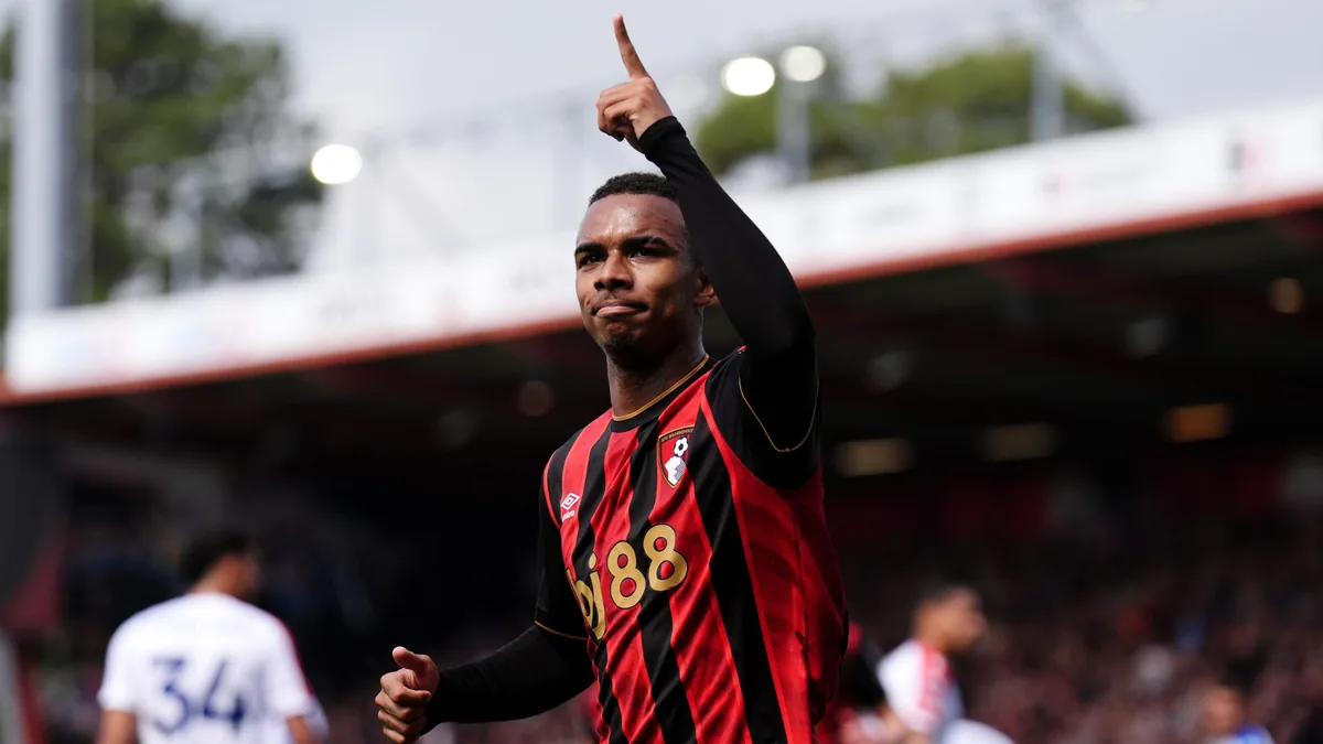 Éli Junior Kroupi lève le doigt après un but sous le maillot de Bournemouth au Vitality Stadium