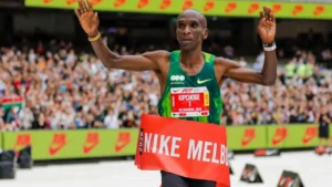 Eliud Kipchoge franchit la ligne d'arrivée du marathon de Melbourne, octobre 2026
