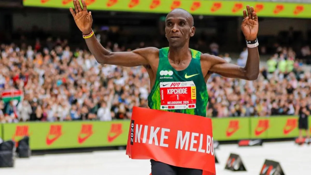Eliud Kipchoge franchit la ligne d'arrivée du marathon de Melbourne, octobre 2026