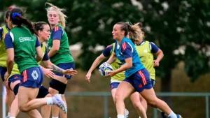 Élodie Fernandez ballon en main lors d'un entraînement du XV de France féminin