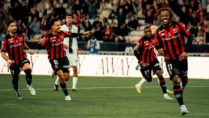 Elye Wahi célèbre un but avec ses coéquipiers de l'OGC Nice face à Rennes à l'Allianz Riviera, octobre 2026