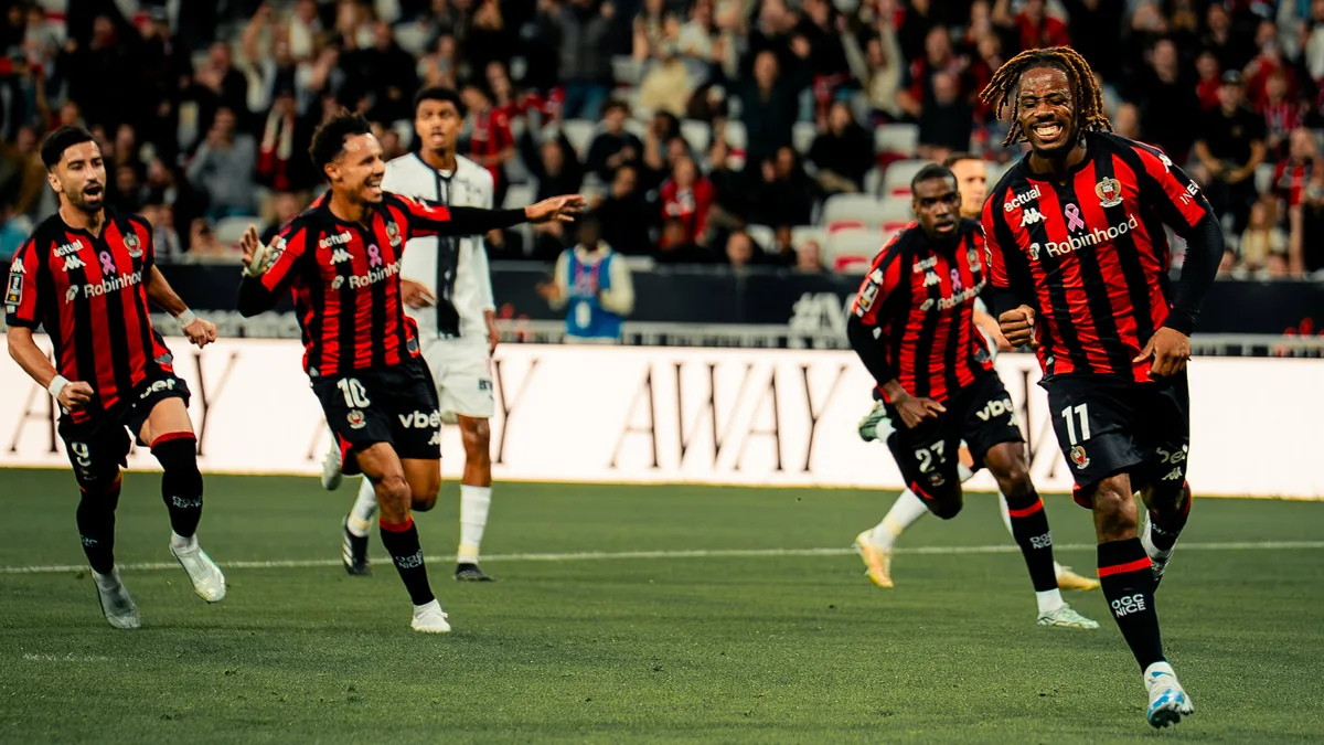 Elye Wahi célèbre un but avec ses coéquipiers de l'OGC Nice face à Rennes à l'Allianz Riviera, octobre 2026