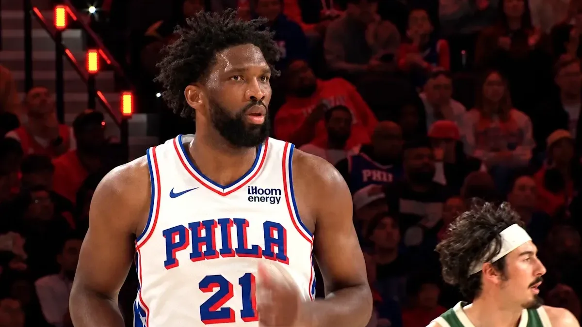 Joel Embiid sous le maillot des Philadelphia 76ers face aux Milwaukee Bucks, octobre 2026