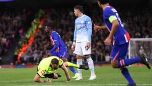 Enzo Fernández sous le maillot de Manchester City, l'arbitre Sven Jablonski au sol, face au PSG le 14 octobre 2026