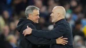 Luis Enrique et Enzo Maresca se saluent après Manchester City-PSG à l'Etihad Stadium, octobre 2026