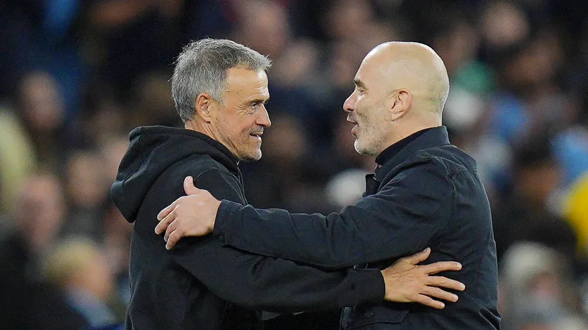 Luis Enrique et Enzo Maresca se saluent après Manchester City-PSG à l'Etihad Stadium, octobre 2026