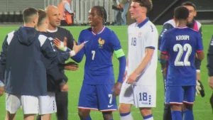 Les Espoirs français et Gérald Baticle après le match amical France-Serbie au Moustoir, septembre 2025
