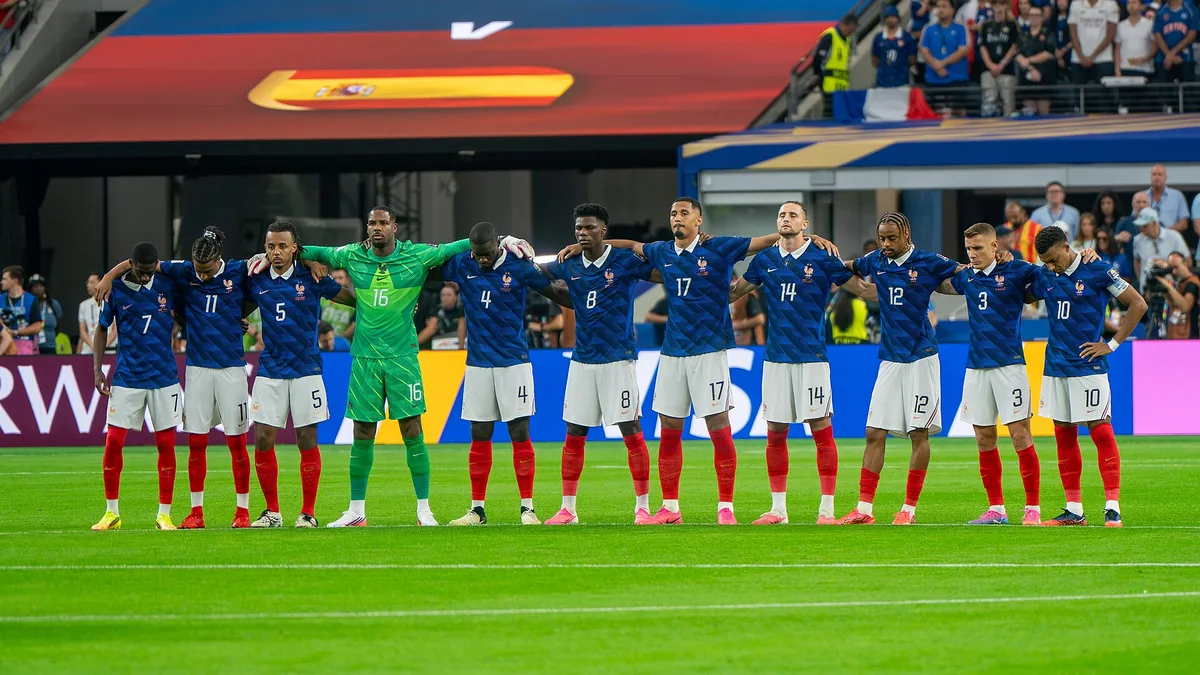 Les joueurs de l'équipe de France alignés avant France-Espagne à la Coupe du monde, le 14 juillet 2026