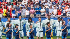 Les joueurs de l'équipe de France alignés pour les hymnes avant France-Maroc, juillet 2026