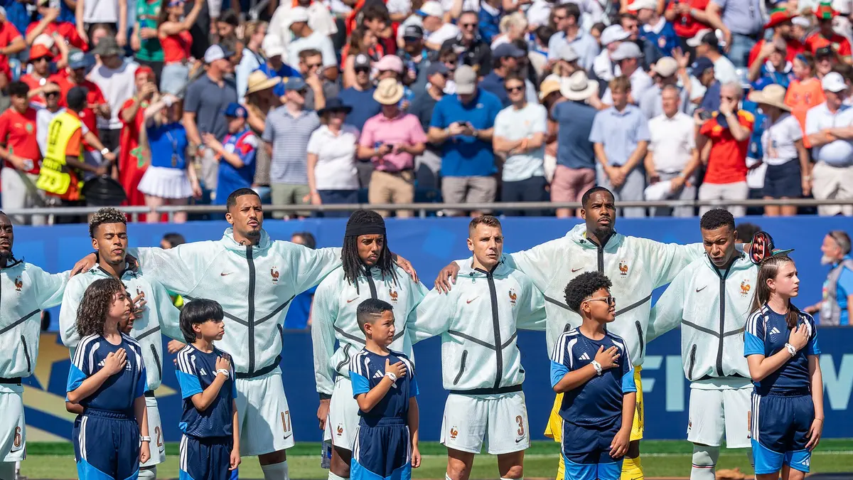 Les joueurs de l'équipe de France alignés pour les hymnes avant France-Maroc, juillet 2026