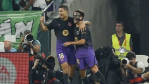 Eric Garcia, masqué, fête un but avec Rodri lors de Betis-FC Barcelone en Liga, octobre 2026