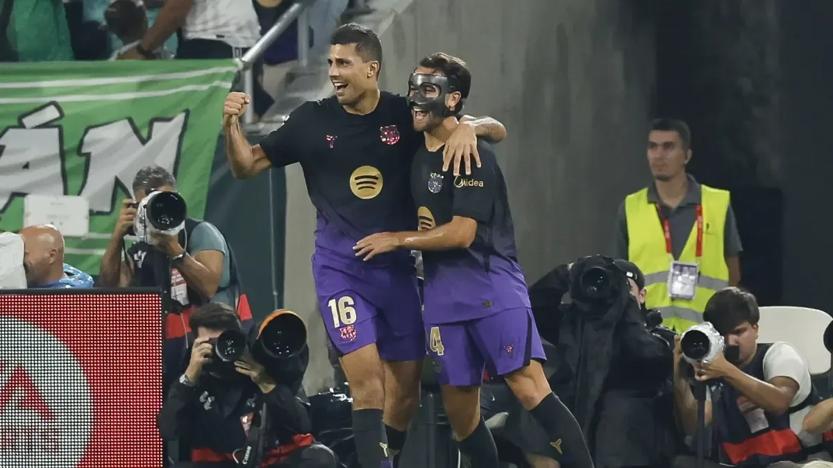 Eric Garcia, masqué, fête un but avec Rodri lors de Betis-FC Barcelone en Liga, octobre 2026