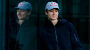 Éric Perrot coiffé d'une casquette Red Bull lors de sa visite en Autriche, octobre 2026
