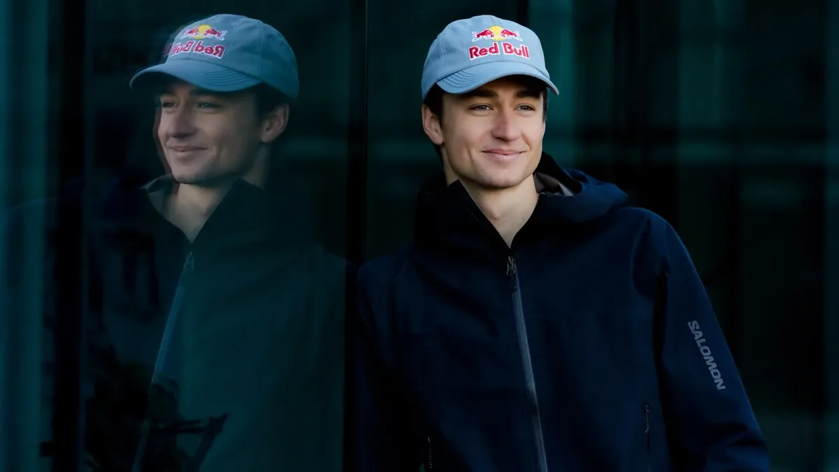 Éric Perrot coiffé d'une casquette Red Bull lors de sa visite en Autriche, octobre 2026