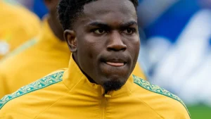 Ernest Nuamah, titulaire avec Lyon à Lens, sous la veste du Ghana au Mondial, juin 2026