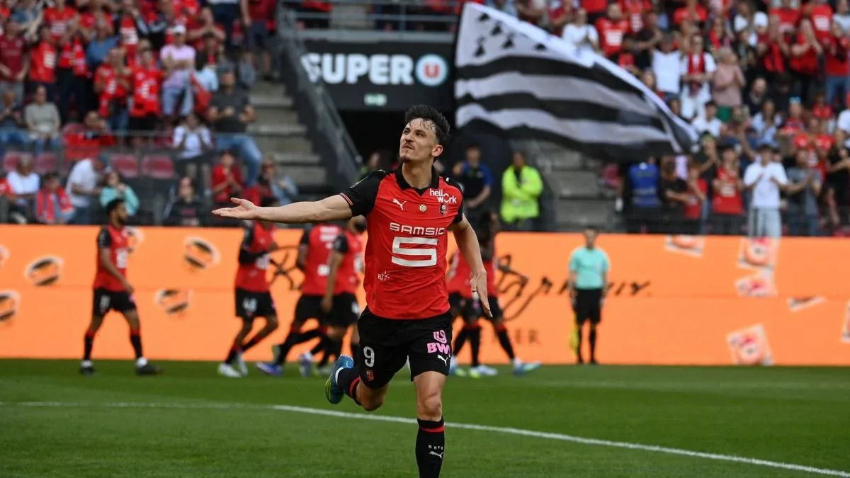 Estéban Lepaul célèbre un but sous le maillot du Stade Rennais au Roazhon Park
