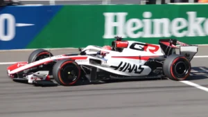Esteban Ocon au volant de la Haas VF-26 lors des qualifications du Grand Prix de Chine, mars 2026
