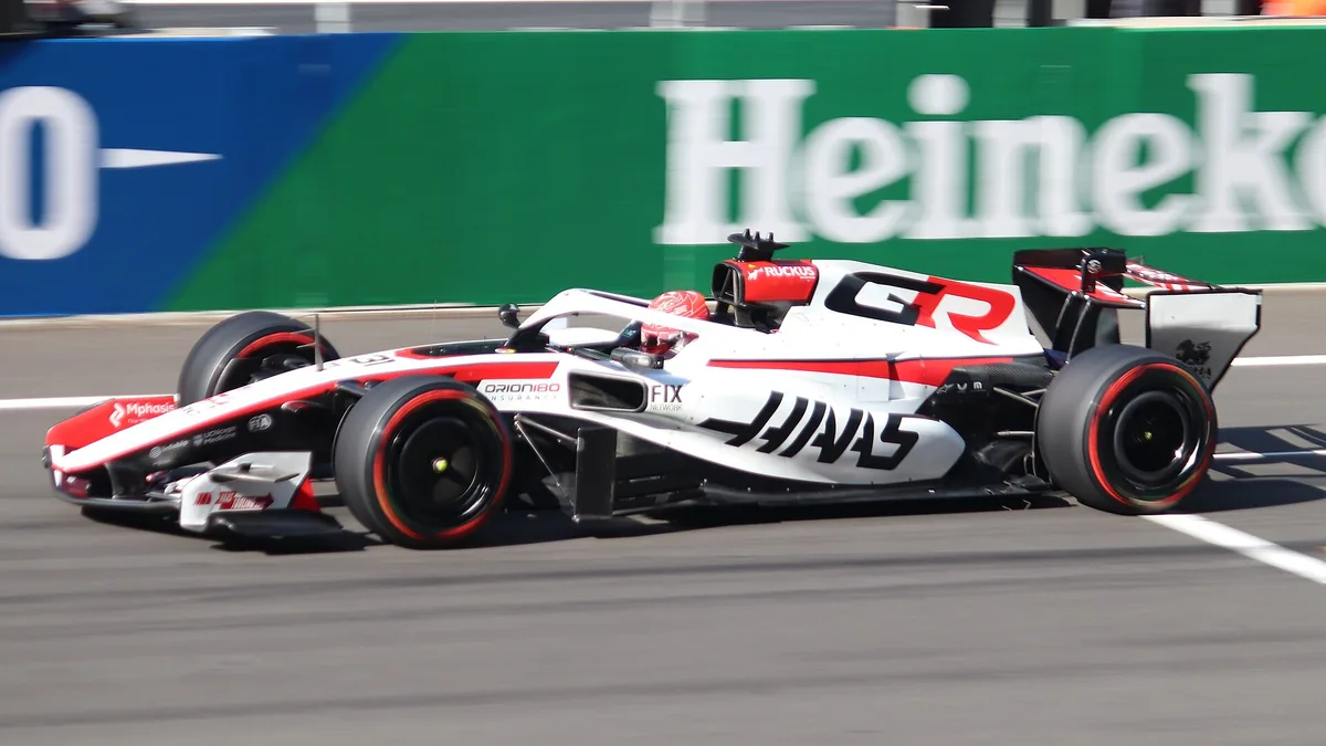 Esteban Ocon au volant de la Haas VF-26 lors des qualifications du Grand Prix de Chine, mars 2026