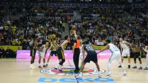Entre-deux d'un match d'Euroligue entre Fenerbahçe et l'ASVEL à Istanbul, mars 2025