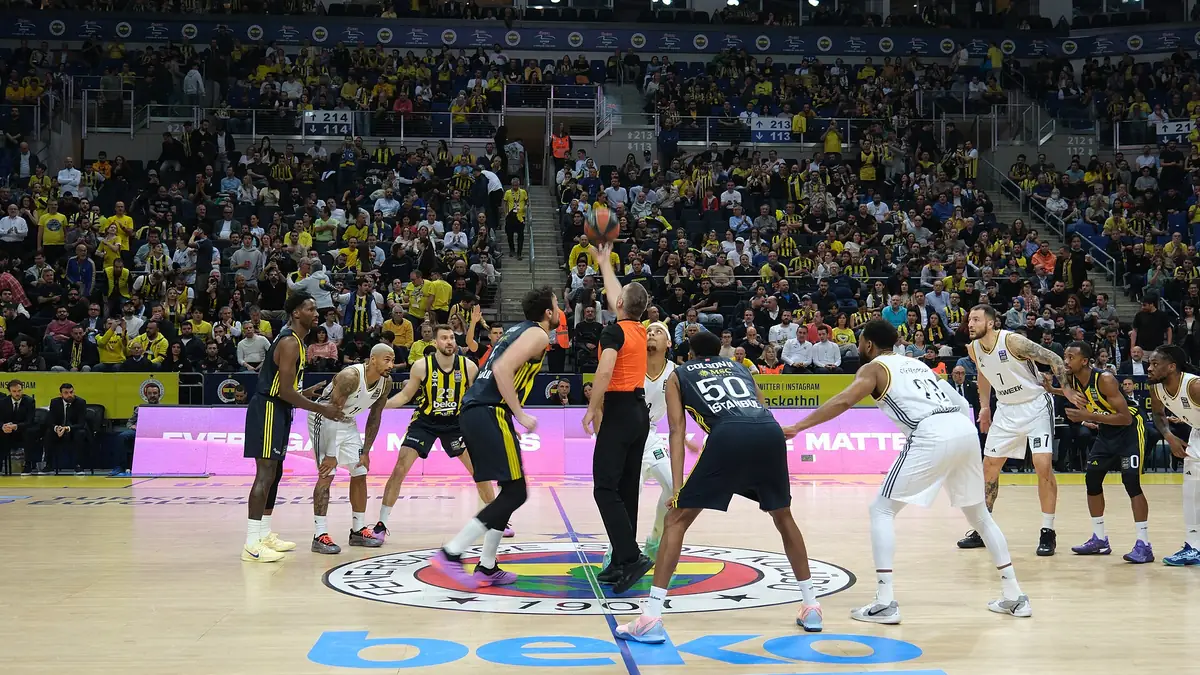 Entre-deux d'un match d'Euroligue entre Fenerbahçe et l'ASVEL à Istanbul, mars 2025