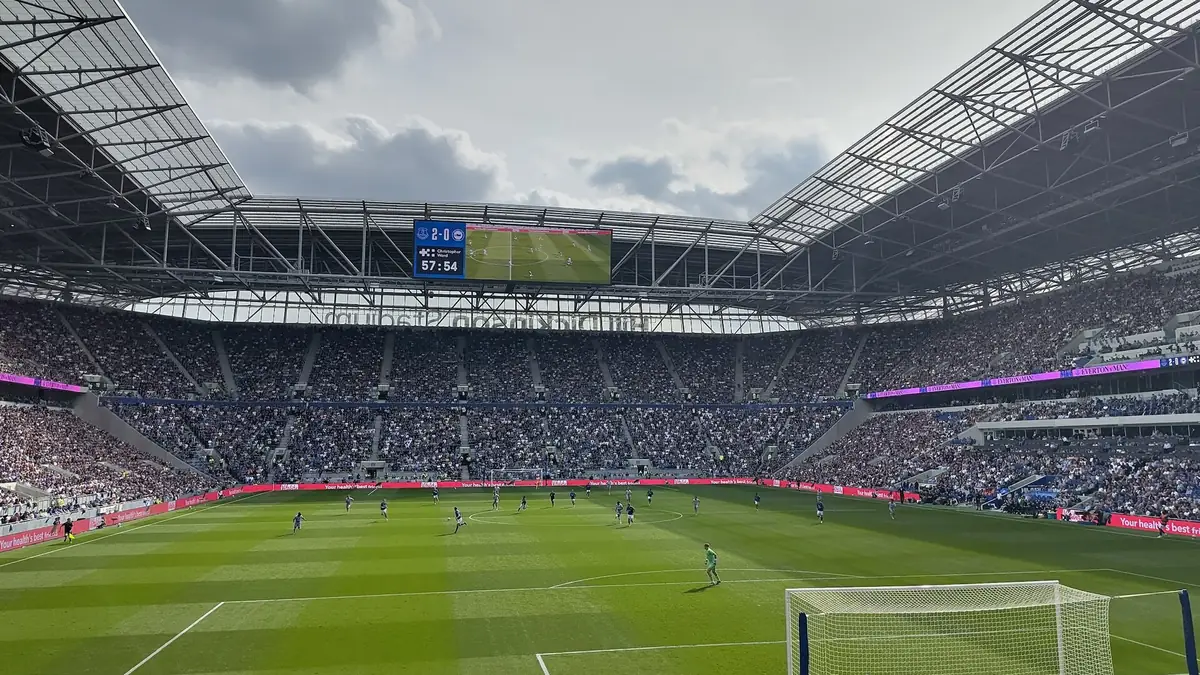 Le Hill Dickinson Stadium plein lors d'Everton-Brighton, premier match de Premier League dans la nouvelle enceinte, août 2025