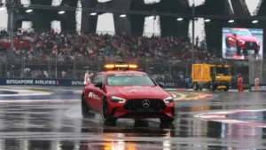 La voiture médicale de la FIA inspecte la piste détrempée de Marina Bay avant le sprint du GP de Singapour, octobre 2026