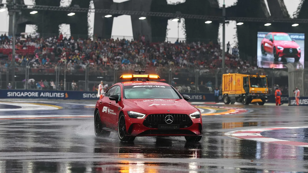 La voiture médicale de la FIA inspecte la piste détrempée de Marina Bay avant le sprint du GP de Singapour, octobre 2026