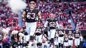 Les joueurs des Atlanta Falcons entrent sur la pelouse du Mercedes-Benz Stadium avant le match face aux 49ers, octobre 2026