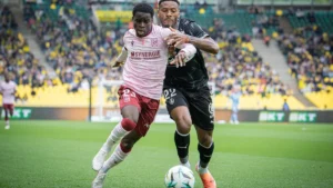 Un joueur du FC Nantes en maillot rose face à Reims à la Beaujoire, 10 octobre 2026