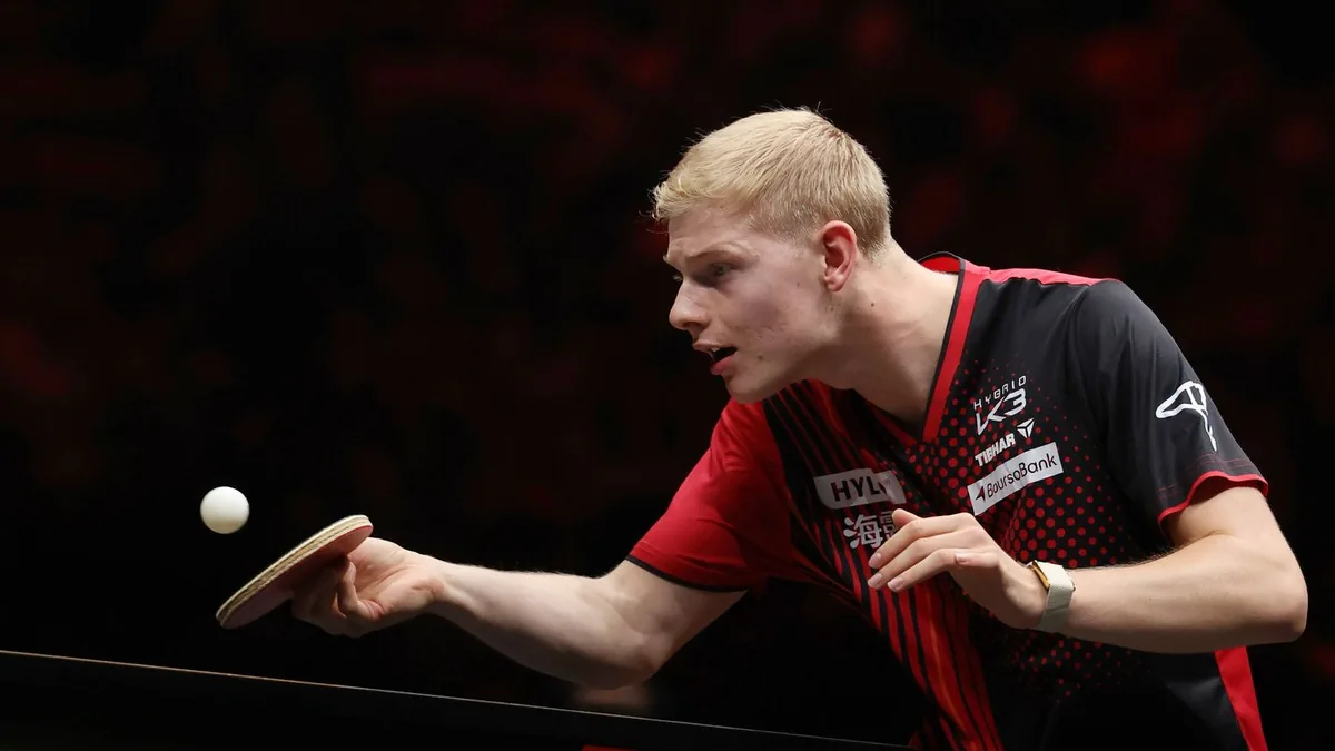 Félix Lebrun au service lors du Grand Smash de Chine de tennis de table à Pékin, octobre 2026
