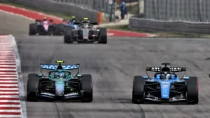 L'Aston Martin de Fernando Alonso et la Williams d'Alexander Albon côte à côte au Grand Prix des États-Unis 2026