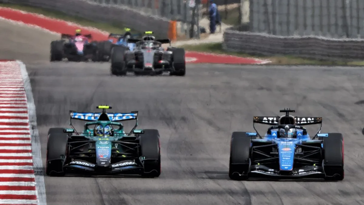 L'Aston Martin de Fernando Alonso et la Williams d'Alexander Albon côte à côte au Grand Prix des États-Unis 2026