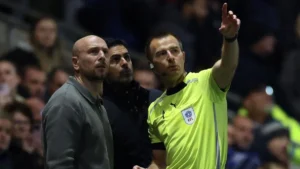 L'arbitre Michael Salisbury montre le drone à Mikel Arteta et à l'entraîneur de Fleetwood, League Cup, 27 octobre 2026