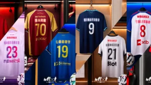 Maillots de Ligue 1 et de Ligue 2 aux noms floutés, visuel officiel de la campagne Le Floot, octobre 2026